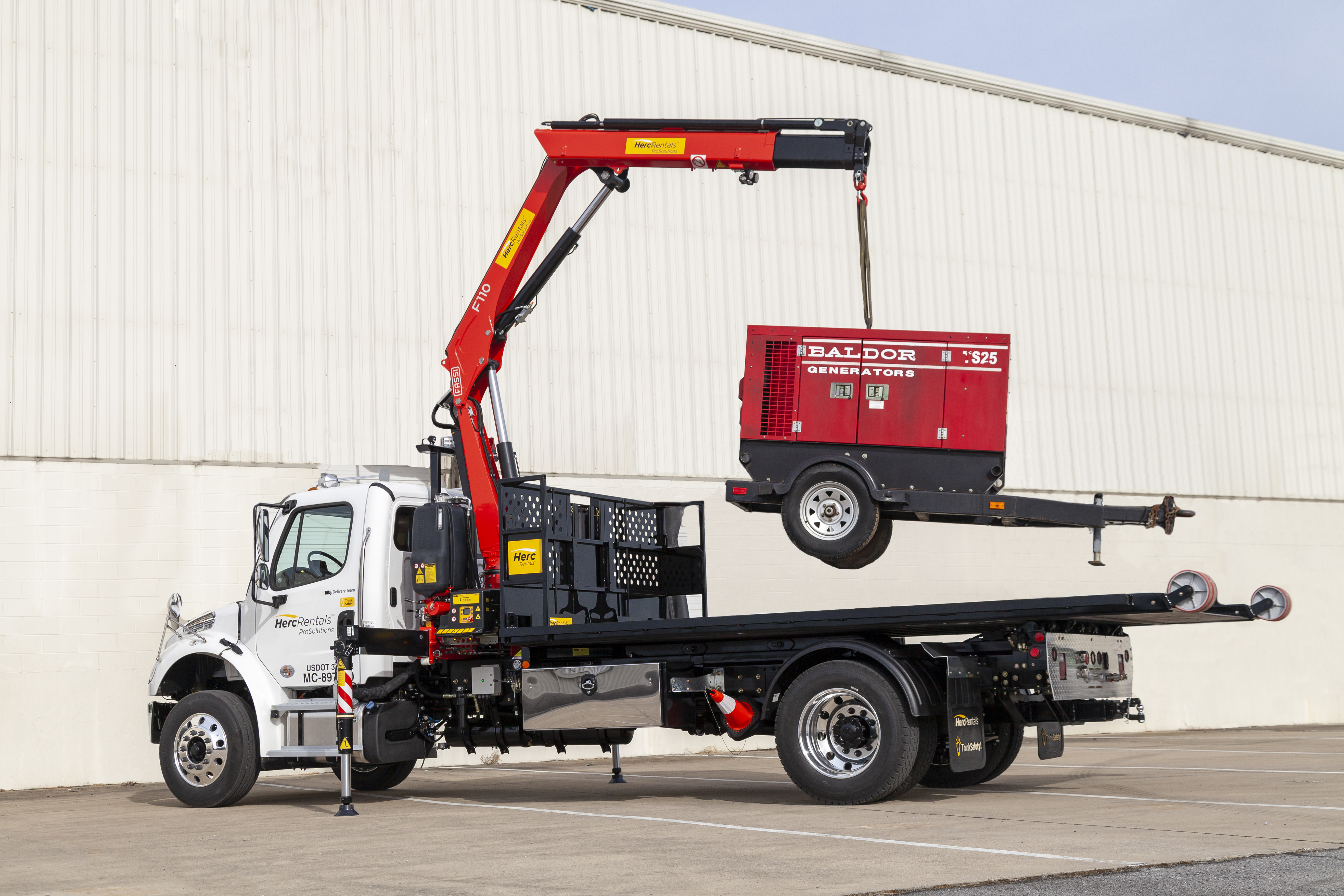 The Titan® C-Series optional remote hydraulic crane helps to unload equipment in crowded job sites with a small work area