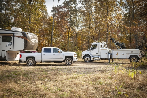 holmes 600r recovering a stuck pickup truck