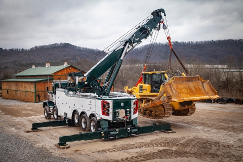 century m100 on a kenworth c500 chassis lifting a komatsu dozer