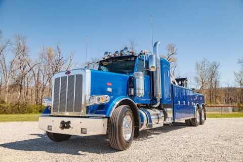 Century 7035 on a Peterbilt 389 chassis front photo