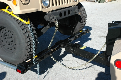 Image of humvee on an 806M light-duty wheellift