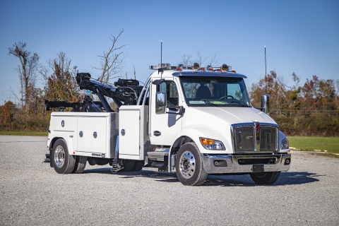 The Holmes 600R can be mounted on a variety of truck chassis.  In this image the 600R is mounted on a Kenworth truck chassis.