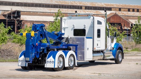 white and blue holmes dtu on a kenworth w990 chassis