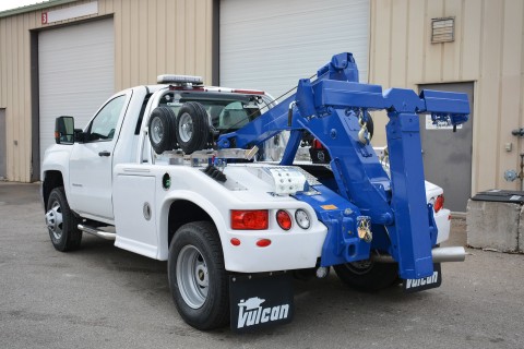 white and blue vulcan 804 wrecker