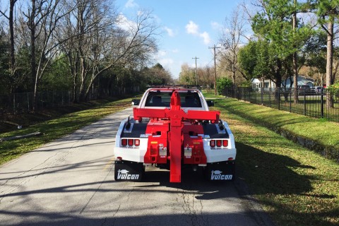 rear of a white and red vulcan 804 wrecker