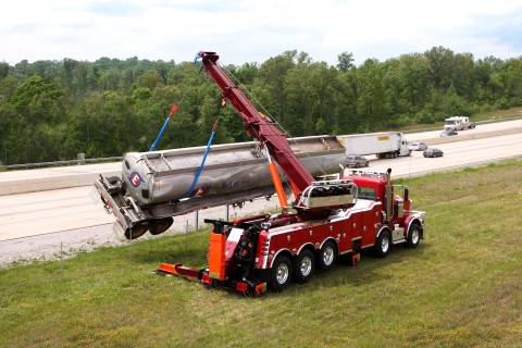 vulcan 975 rotator lifting a tanker on the side of a busy highway